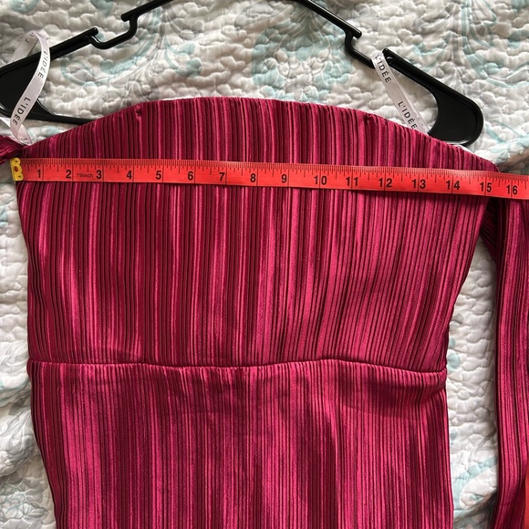 L'IDEE GATSBY COLD-SHOULDER MIDI DRESS in red berry - Picture 2 of 10